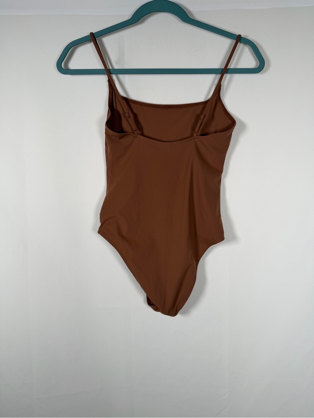 Babaton‎ Rust-Brown Scoop Neck Bodysuit - Picture 2 of 5